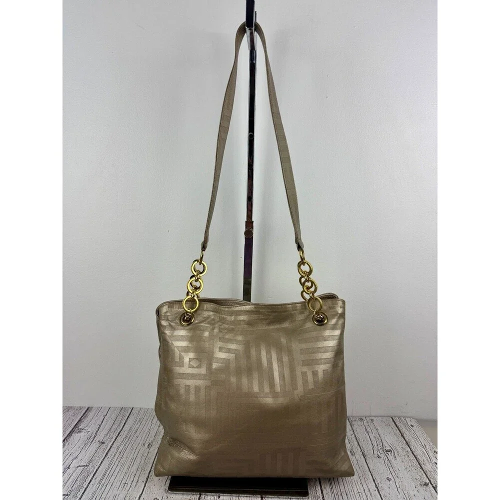 Vintage High Fashion Canada Gold Leather Shoulder Bag w/ Gold Chain Strap – Chic